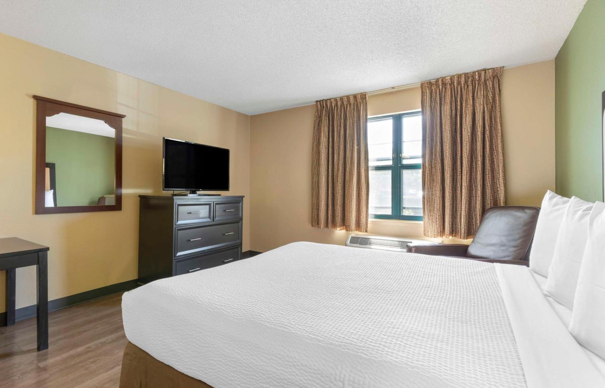 Extended America - Stockton - 2*